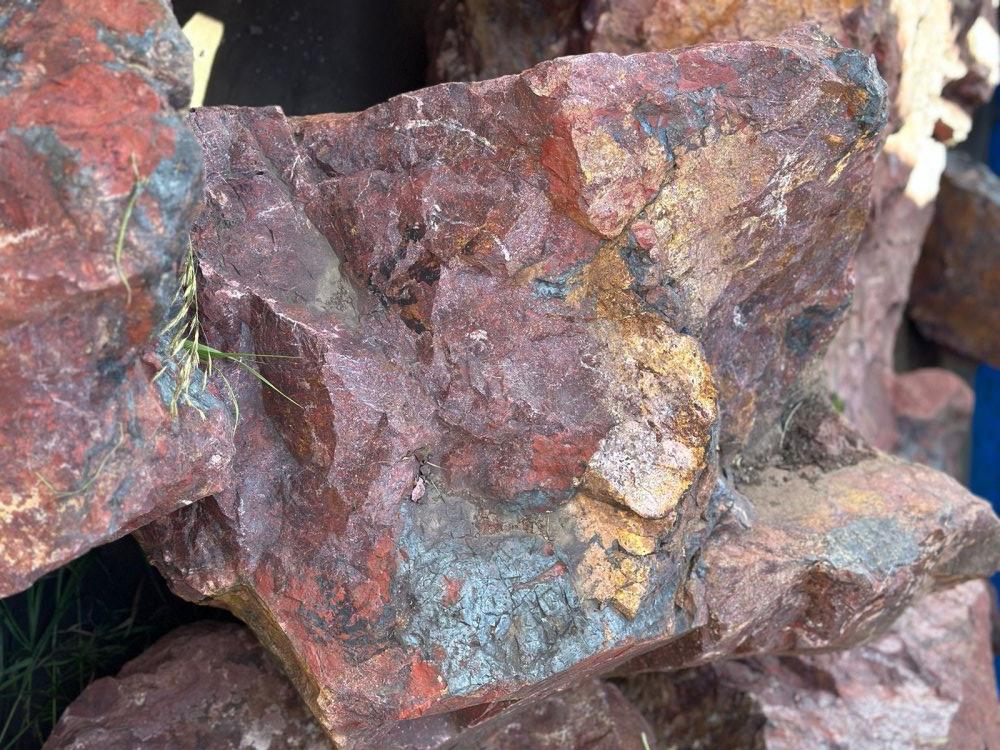 Камни для ландшафтного дизайна красно-фиолетовые 10-60 килограмм купить в Бугульме