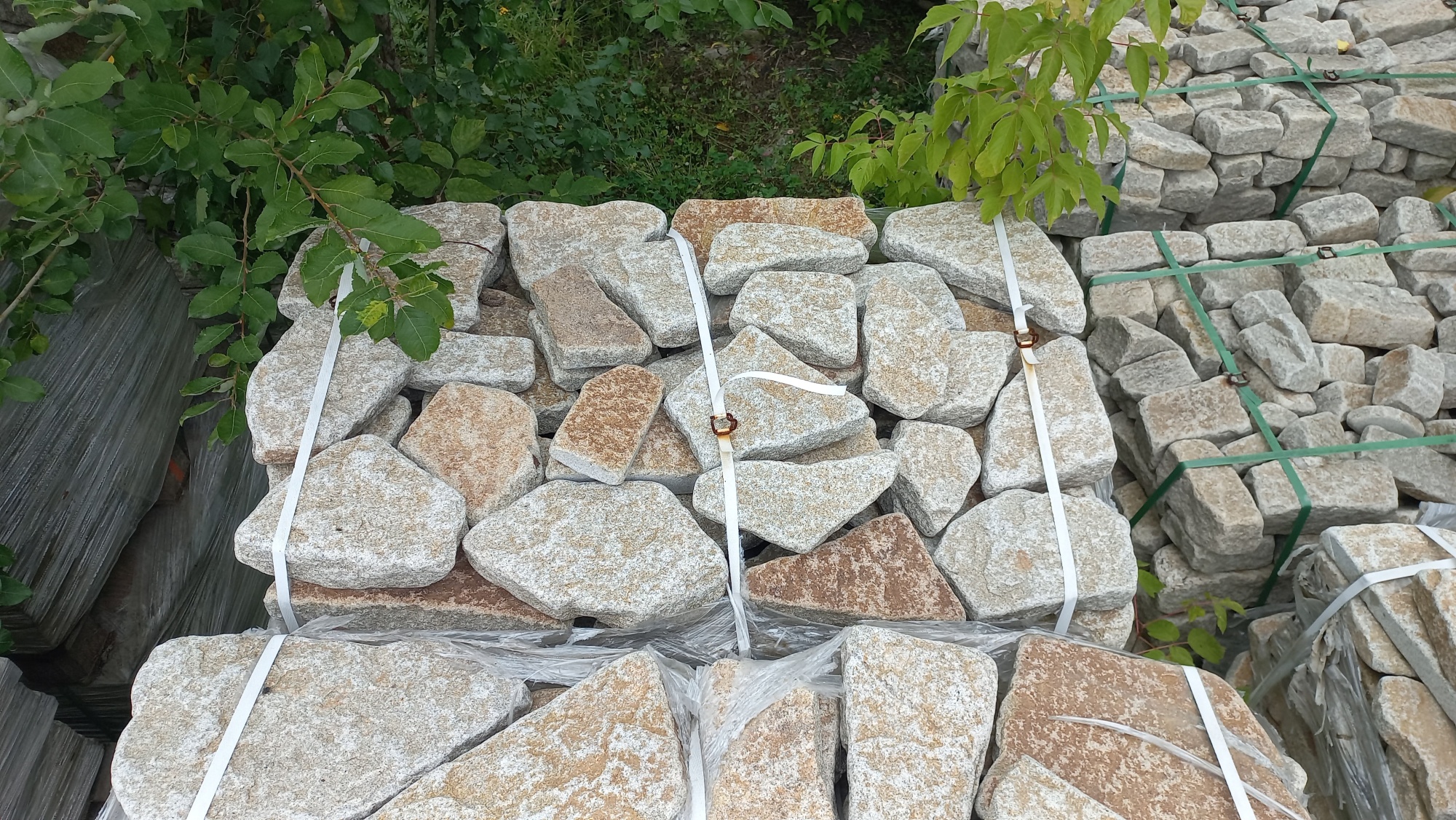 Плитняк галтованный гранитный для ландшафтного дизайна купить в Бугульме