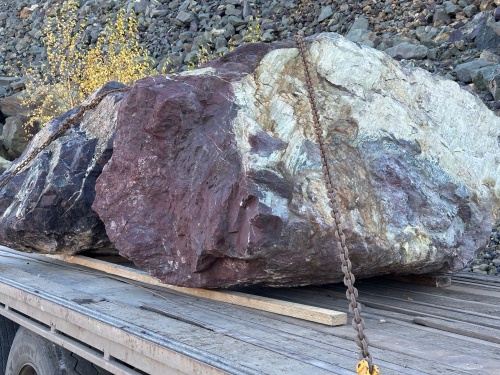 Огромные красно-фиолетовые валуны для ландшафтного дизайна весом более 5 тонн купить в Бугульме