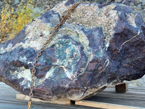 Огромные красно-фиолетовые валуны для ландшафтного дизайна весом более 5 тонн купить в Бугульме