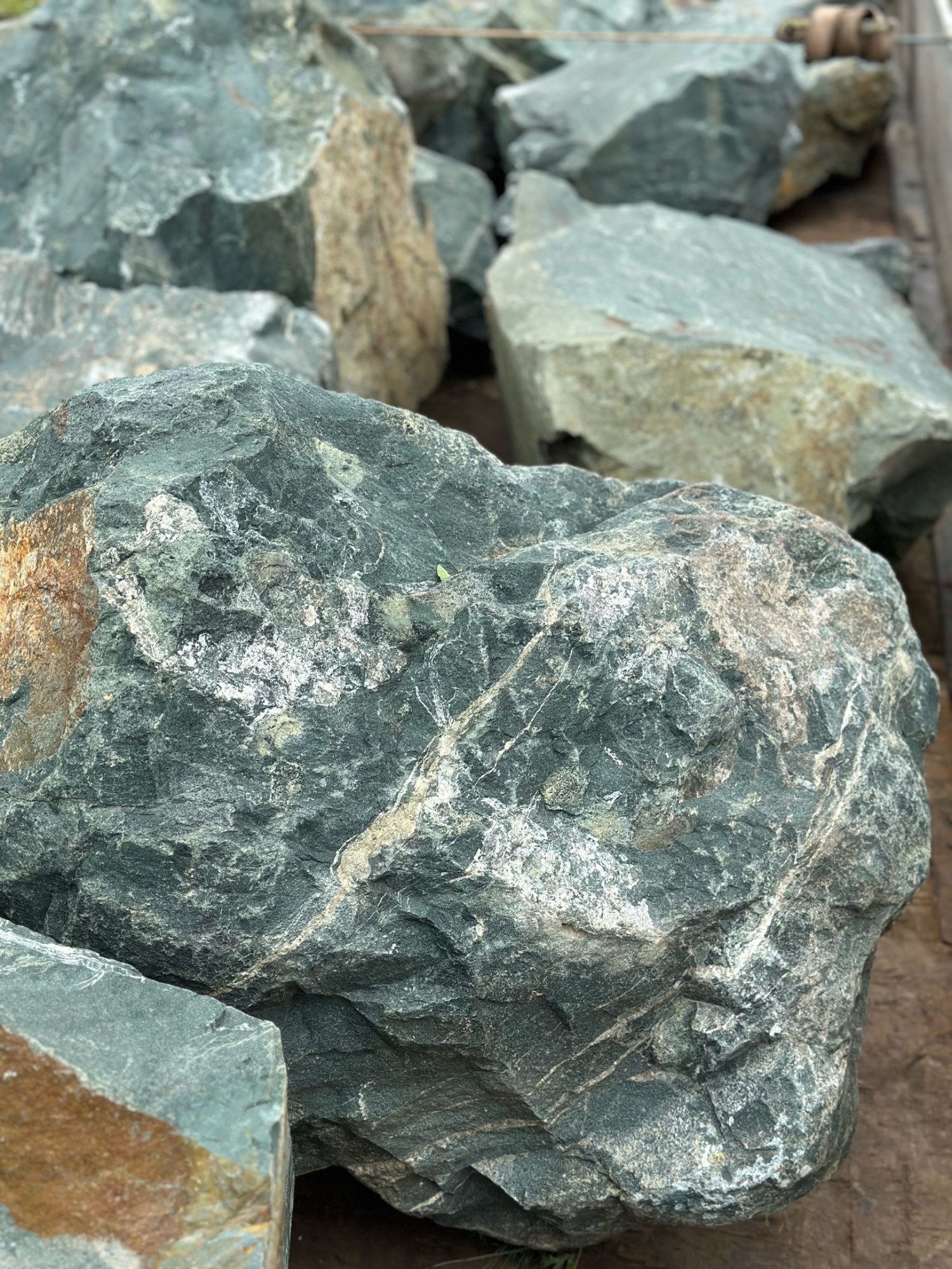 Камни для ландшафтного дизайна зелёные 10-60 килограмм купить в Бугульме