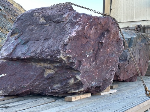 Огромные красно-фиолетовые валуны для ландшафтного дизайна весом более 5 тонн купить в Бугульме
