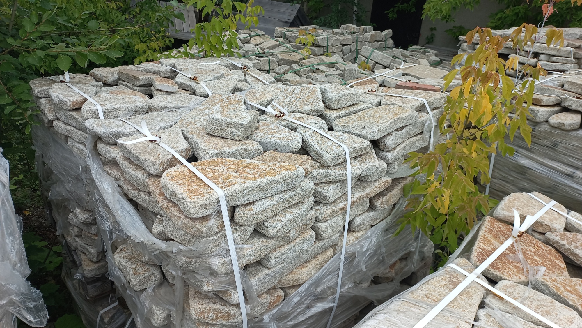 Плитняк галтованный гранитный для ландшафтного дизайна купить в Бугульме