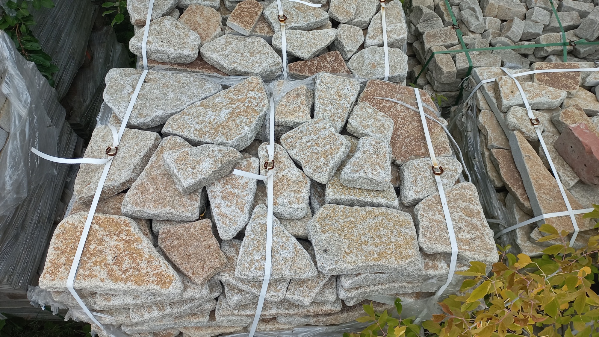 Плитняк галтованный гранитный для ландшафтного дизайна купить в Бугульме